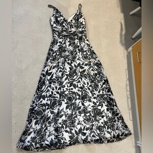 White House Black Market WHBM Black and White Rose Maxi Dress size 4
